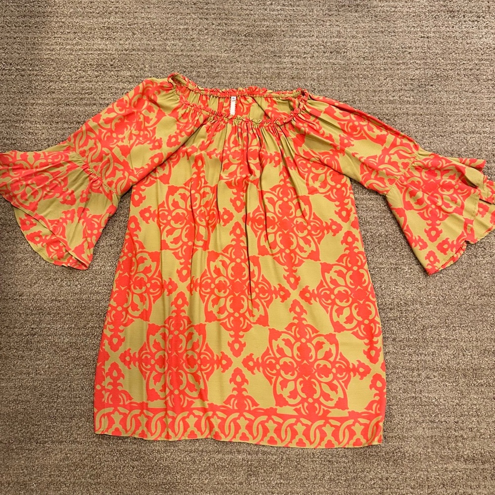 Pop over dress with bell sleeves. Fun spring colors. Very comfy! Worn once